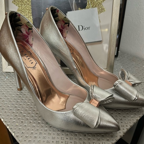 Ted Baker Silver Metallic Heels with Rose Gold Accents on Bow - Picture 3 of 13